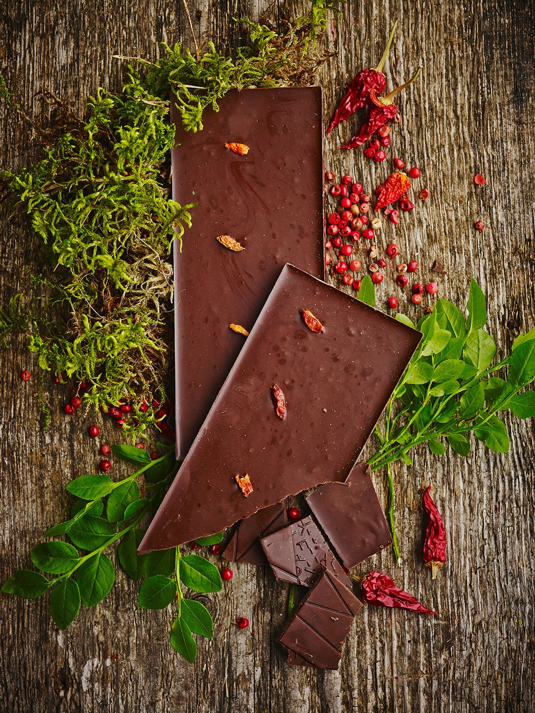 Zartbitter-Schokolade mit feurig-scharfe Note und mit getrockneten Chilischoten dekoriert