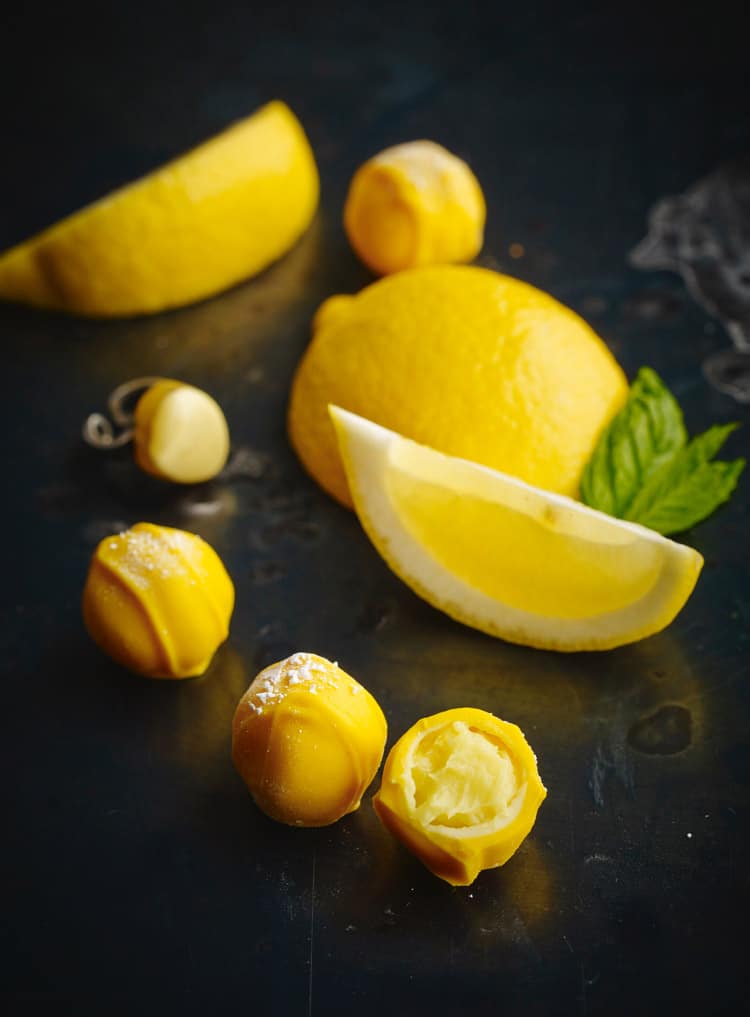 Limonen Likör Creme mit erfrischenden Geschmack,umhüllt von weißen Schokolade und mit Puderzucker dekoriert